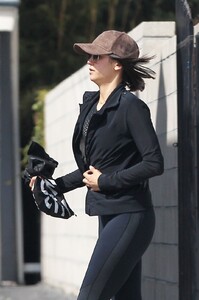 nina-dobrev-leaves-a-gym-in-hollywood-03-18-2017_15.jpg