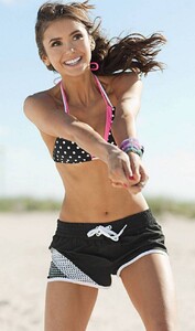 nina_dobrev_beach_fitness4.jpg