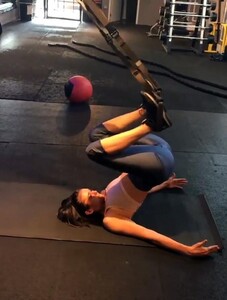 nina_dobrev_workout_gym7.jpg