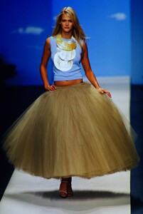 oscar-de-la-renta-ss-2000.thumb.jpg.841f15bf619b355a678b12980a50f35b.jpg