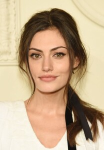 phoebe-tonkin-at-chanel-paris-salzburg-2014-15-metiers-d-art-collection_1.jpg