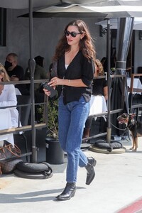 phoebe-tonkin-out-for-lunch-in-west-hollywood-7.jpg