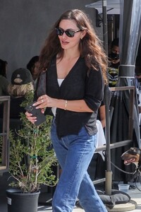 phoebe-tonkin-out-for-lunch-in-west-hollywood-8.jpg