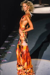 roberto-cavalli-ss-2002-17.thumb.jpg.a4c33a2b7f6547c6584c59a76f15f10c.jpg