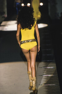 roberto-cavalli-ss-2002-19.thumb.jpg.19ce1823b9ab6f693c9bf9bee1a37f76.jpg