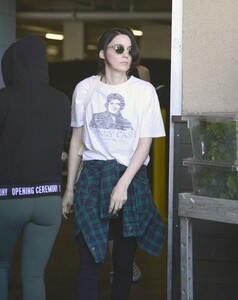 rooney-mara-is-spotted-grocery-shopping-at-a-health-food-store-in-los-angeles-8.jpg