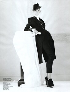 stella-tennant_(5).thumb.jpg.1a7a88f826bf3e2f39593acd5e17abef.jpg
