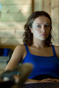 wallpapersden.com_olivia-cooke-in-thoroughbreds-movie_640x960.jpg