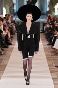 00001-Schiaparelli-Couture-Spring-22-credit-Gorunway.jpg