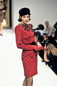 009-givenchy-fall-1995-couture-CN10024342.thumb.jpg.eaa59b2baf9399bf53534dd509da1aa0.jpg