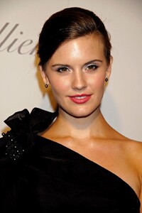 01889-celebutopia-maggie-grace-monique-lhuillier-s.jpg