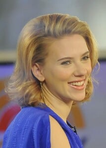 07291_celebrity_paradise.com_TheElder_ScarlettJohansson2011_12_12_visitTheTodayShowinNewYork7_122_146lo.jpg