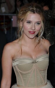 09727-scarlett-johansson-metropolitan-museum-of-ar.jpg