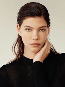1-2020.01-Ukraine-Vogue-UA-Apple.jpg
