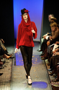 1001720110_JeanPaulGaultier2000WomenRTW62.thumb.jpg.12b4a88b6bc4cb793acd27e1310563b7.jpg