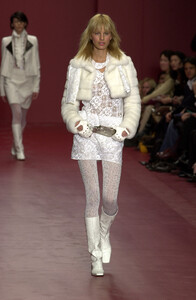 1075334770_Fendi2001WomenRTW35.thumb.jpg.2bb8a0c368f73322e04add2b35d690c2.jpg