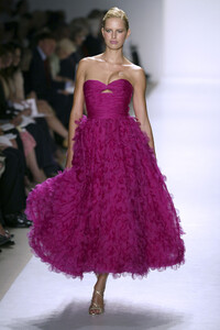 1087262069_OscardelaRenta2004WomenRTW79.thumb.jpg.1d36be57104eef82f5bbfc73ef77b095.jpg