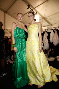 1090035882_CarolinaHerreraSpring2012BackstageRZoBNnpmU05x.thumb.jpg.12b4bf96bd9dc7a2145e72921f4246e8.jpg