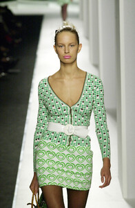 110067652_AnnaMolinari2001WomenRTW24.thumb.jpg.766bbaab7190bde5c52d33bc8980c49a.jpg