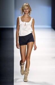 1103301634_Byblos2002WomenRTW85.thumb.jpg.2bfa67d16f032c97d64a11f35d5fdf20.jpg