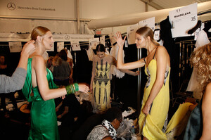 1103943198_CarolinaHerreraSpring2012BackstageLQ0rNxHVmoAx.thumb.jpg.1a872e8b0fc4b745c897b9fad6f07898.jpg