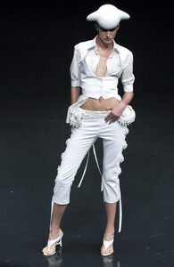 1106106870_AlexanderMcQueen2002WomenRTW23.thumb.jpg.7e2e972b2e6004e0df94d17b348d4b09.jpg