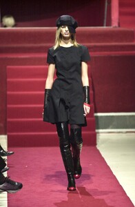 1107308069_KarlLagerfeld2001WomenRTW46.thumb.jpg.e7e83ae0eb52f85b06ef7b2c4034e3e1.jpg