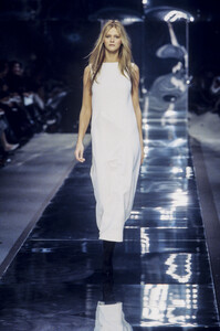 114277034_Lanvin1999WomenRTW41.thumb.jpg.533e26cc9b69f0111e3470ed651a6883.jpg