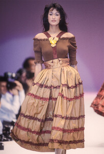 1152988941_LauraBiagiotti1993WomenRTW43.thumb.jpg.785a8880bad68ae297f17f7b5b649ee8.jpg