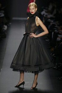 1165955228_CarolinaHerrera2003WomenRTW68.thumb.jpg.703a1a207ab9237e3fd67d7658fb5ec4.jpg