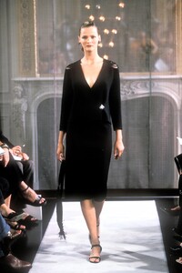 1174096211_Valentino1998HauteCouture63.thumb.jpg.0cfd64d900a2535cfbdacc69f0b90fd0.jpg