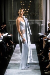 1199452198_Valentino1998HauteCouture15.thumb.jpg.eda58fef685f14e412bdc24bf9e245d3.jpg