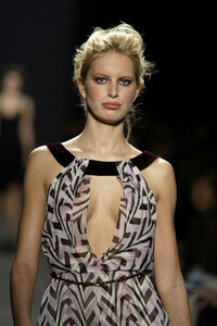 1229110444_CarolinaHerrera2004FW18.thumb.jpg.005c693072ea036dc397c4730e048e00.jpg