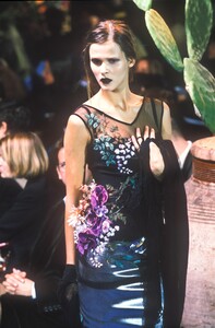 1229503212_DolceGabbana1998WomenRTW101.thumb.jpg.90e1f09bf4a74cd378009d6c022cb2af.jpg