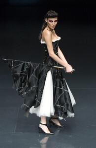 1232905453_AlexanderMcQueen2002WomenRTW83.thumb.jpg.f0da4c8c03a6fa6cd6bedec2f822602e.jpg