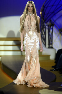 1246599077_GianniVersace2004HauteCouture124.thumb.jpg.6b425a59048efca1e30b797cdd81acf3.jpg