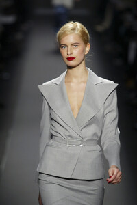 1284385397_CarolinaHerrera2003WomenRTW5.thumb.jpg.36002bd135d2ac203e9d2b25769cac6b.jpg