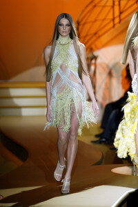 1294109158_GianniVersace2004HauteCouture61.thumb.jpg.e6ef8d840a5434a09972fa181cb0f133.jpg