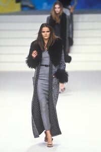 1303388396_EmanuelUngaro1998WomenRTW26.thumb.jpg.d12cad94ab83363809573cc18d2aa923.jpg