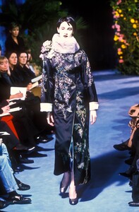 1306393891_DolceGabbana1998WomenRTW196.thumb.jpg.650b67a8936f8537093e8c269a19cc4d.jpg