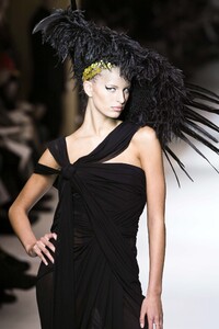 1308086363_JeanPaulGaultier2003HauteCouture62.thumb.jpg.b9c7369bde16ffc1389c09fbdc66c896.jpg