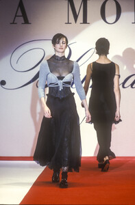 1315627992_Blumarine1994WomenRTW51.thumb.jpg.8b18d9ccd841e88aa8a31d15bdfa6b96.jpg