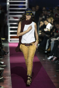 1363479544_Dsquared22003WomenRTW13.thumb.jpg.9d2c4217bd9895ec3bdde743c2cfb0b6.jpg