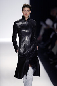 1375947500_NarcisoRodriguez2003WomenRTW27.thumb.jpg.68fbeae06a4f8e40885b1bb6d66b6855.jpg