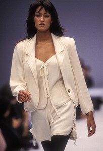 1376298601_LauraBiagiotti1993WomenRTW24.thumb.jpg.14b8bc41042b3a0504f96c9959aceb71.jpg