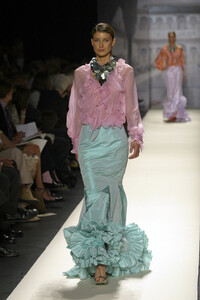 1404045748_OscardelaRenta2003WomenRTW57.thumb.jpg.ebae1b966fb78db6c54a1e238b299205.jpg