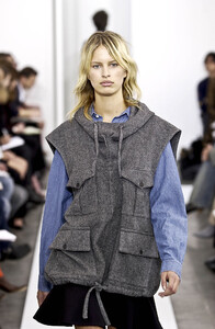 1406768606_Balenciaga2002WomenRTW16.thumb.jpg.32f61b1f6fbb39b278e907c51506ebfc.jpg