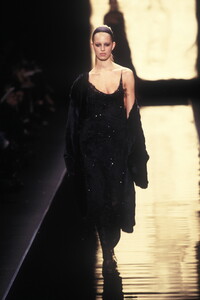 1410613668_DonnaKaran2001WomenRTW81.thumb.jpg.3d4a2164c97fd3fc9def354248fa87da.jpg