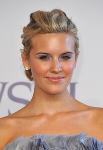 14313-maggie-grace-at-the-2009-cfda-fashion-awards.jpg