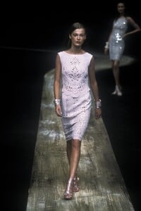 1438580888_Valentino1998WomenRTW108.thumb.jpg.c3bbb285a0cee6c3db337b27802c2a3c.jpg